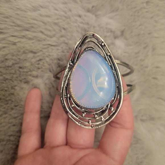 MOONSTONE STATEMENT BRACELET - Picture 8 of 9